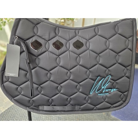 Eskadron Glossy Wave Hoppschabrak M W-Houseequestrian Logga Svart Full